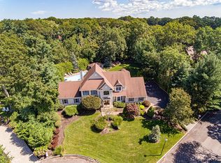 21 Maureen Dr, Mount Sinai, NY 11766