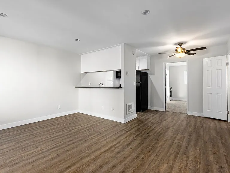 Topanga Canyon Apartments — Photo 14