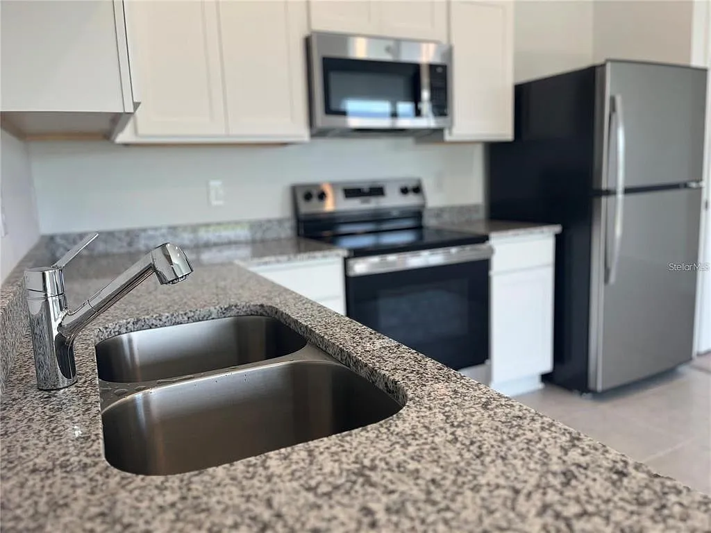 3 bed, 2.5 bath, 1766 sqft, $1,825 — Photo 4