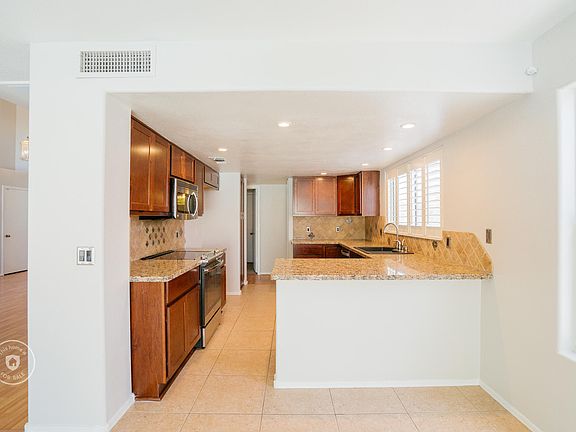 2nd image of 3224 E Poinsettia Dr