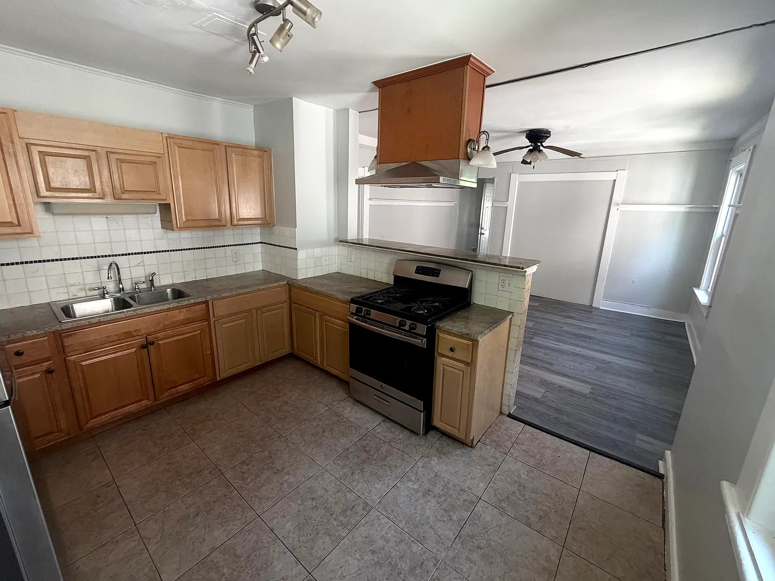 4 bed, 1200 sqft, $2,800 — Photo 2