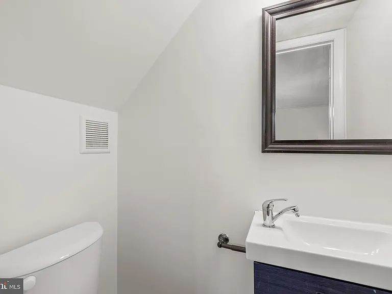 1095 Travis Ln — Photo 3