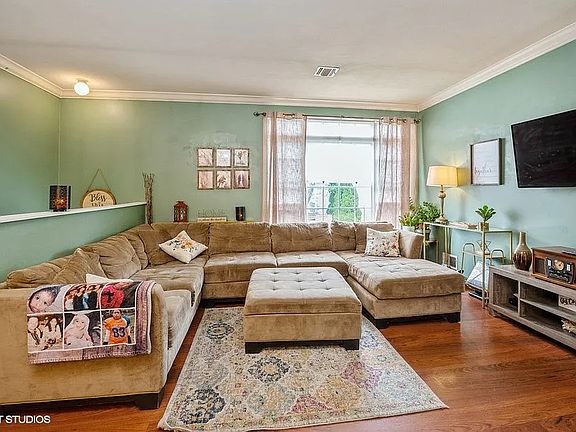 3rd image of 122 Admiral Ct #122