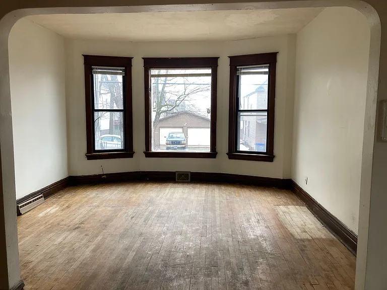 419 Michigan Ave — Photo 8