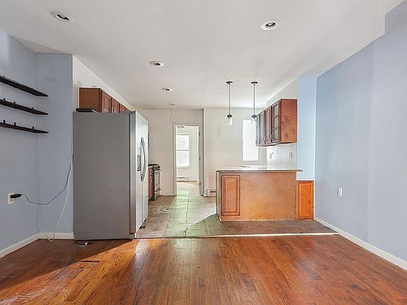 3rd image of 154 Sumpter St