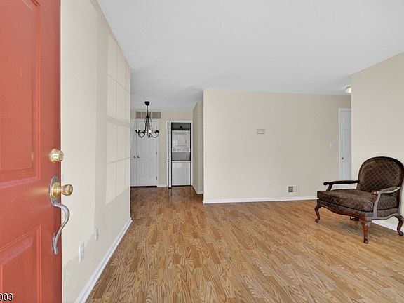 3rd image of 46 Stillwell Ct
