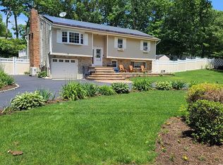 13 Fisk Rd, Holtsville, NY 11742