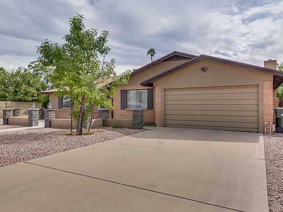 3rd image of 5029 E Paradise Dr