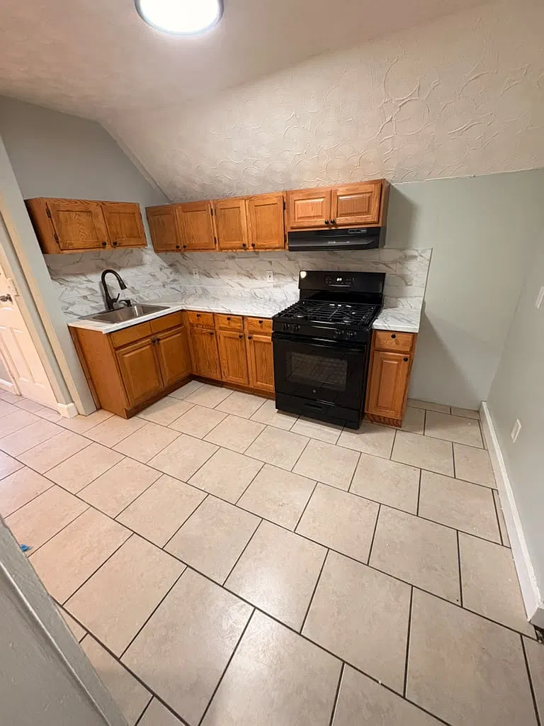 3 bed, 982 sqft, $1,700 — Photo 2