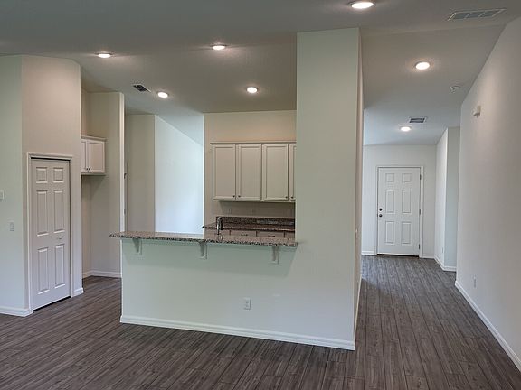 4th image of 38 Forest Hill Dr