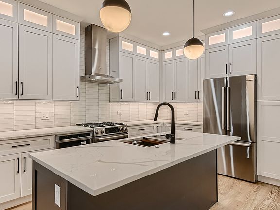 3rd image of 1014 N Wolcott Ave #1