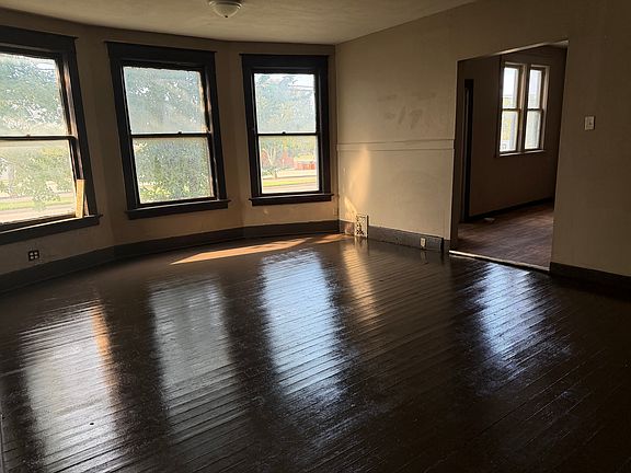 3rd image of 1635 SW Polk St