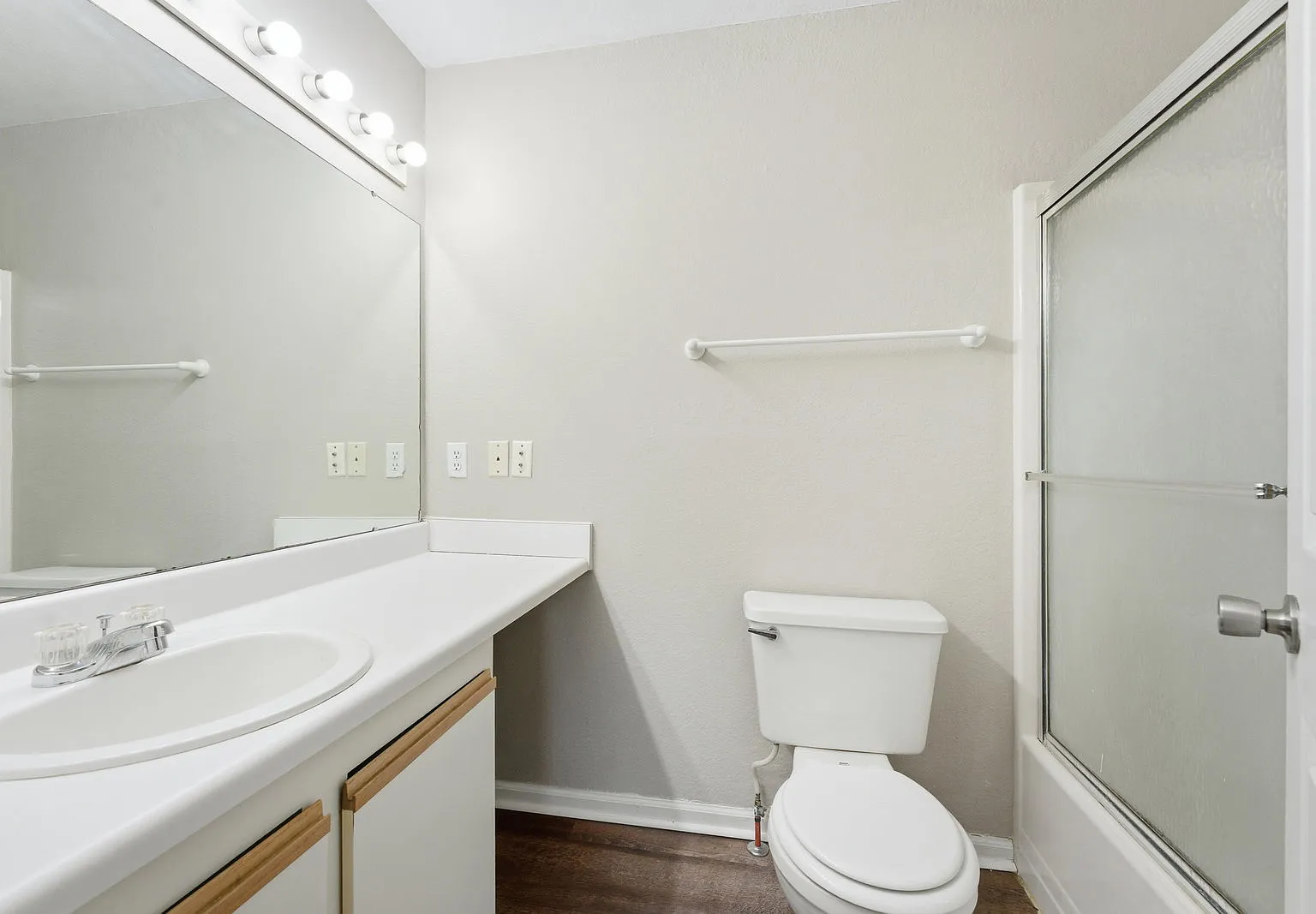 Oasis Apartments — Photo 4