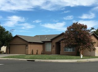 902 W Redwood St, Hanford, CA 93230