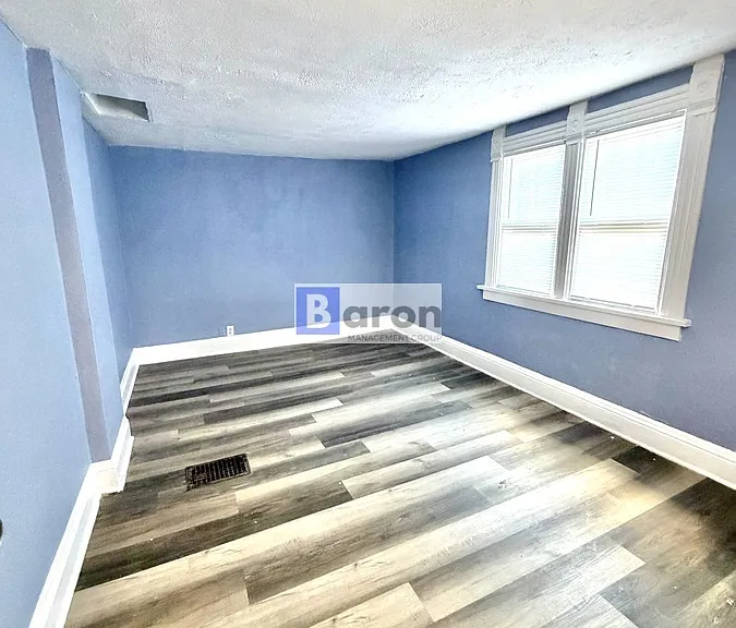 2408 Kenwood Ave — Photo 9