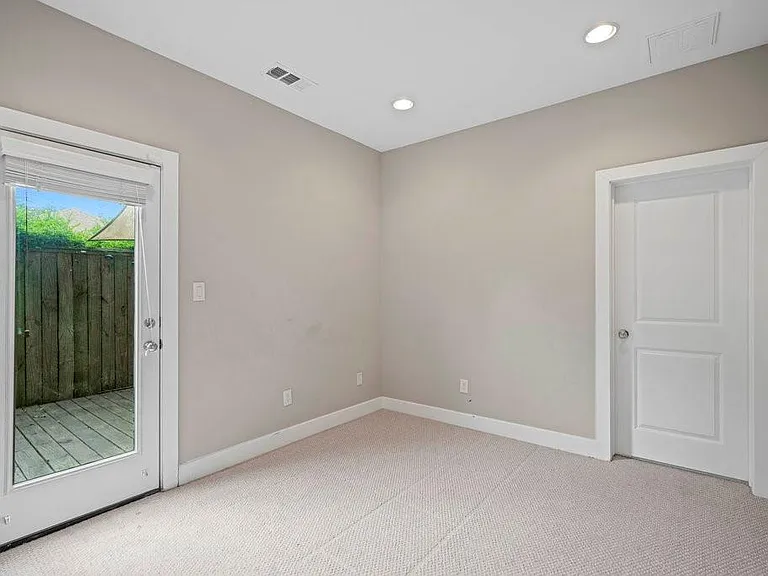 955 Saint Augustine St — Photo 19