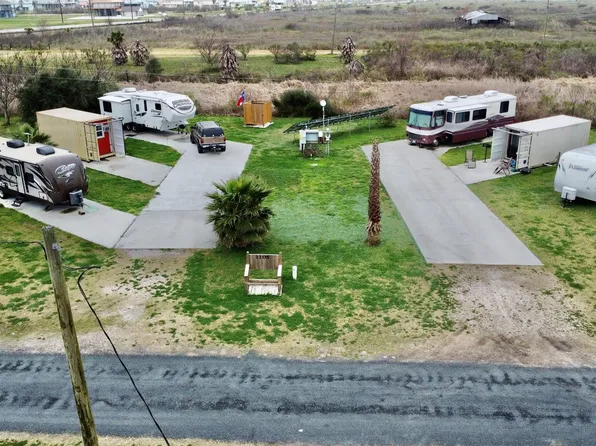 1105 N Tuna Dr, Crystal Beach, TX 77650