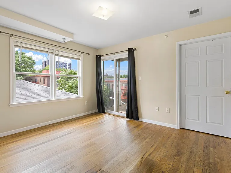 304 49th St #3 — Photo 3