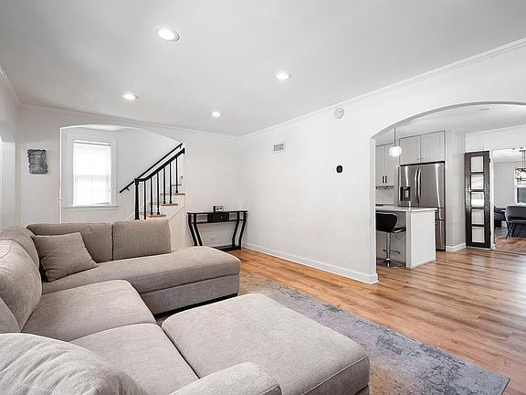 4th image of 3011 W Jarvis Ave