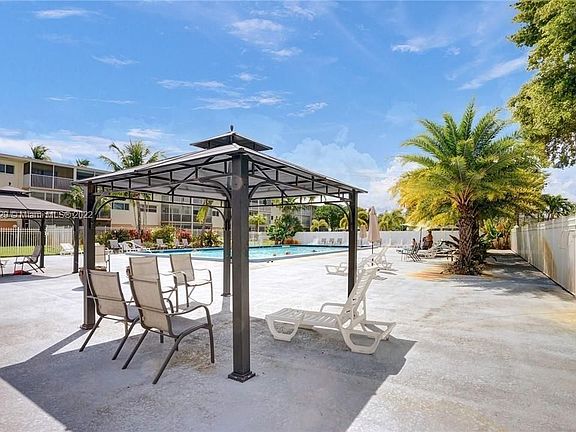 5th image of 950 Hillcrest Dr APT 410