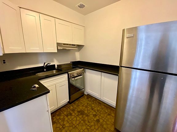 3rd image of 40 W 87th St #3T
