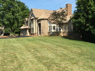 W298N6944 Ridgeview Ln, Hartland, WI 53029