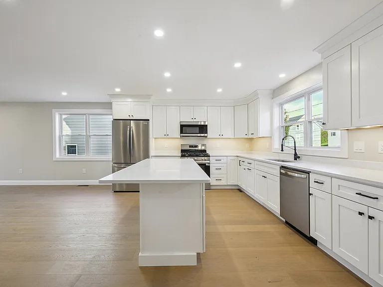 110 Stowe St — Photo 4