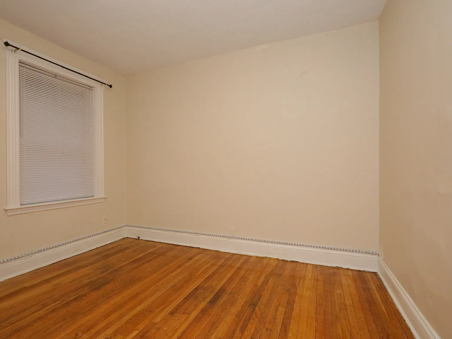 3 bed, 9999 sqft, $2,575 — Photo 4