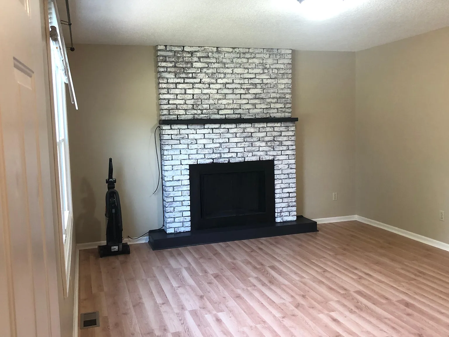 3 bed, 1.5 bath, 1060 sqft, $1,000 — Photo 2