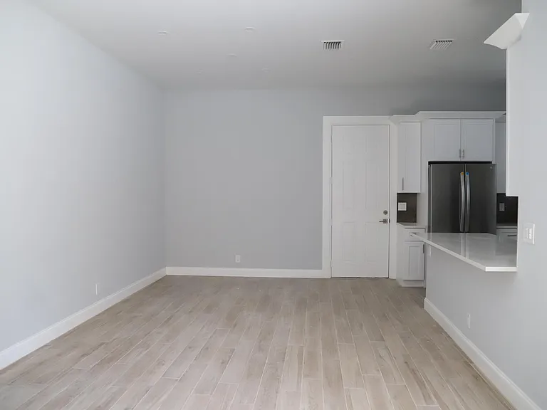 806 NW 82nd Pl — Photo 3