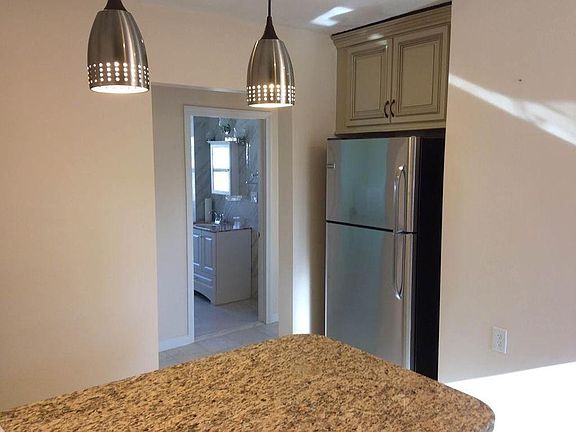 4th image of 138 Winsor Ave