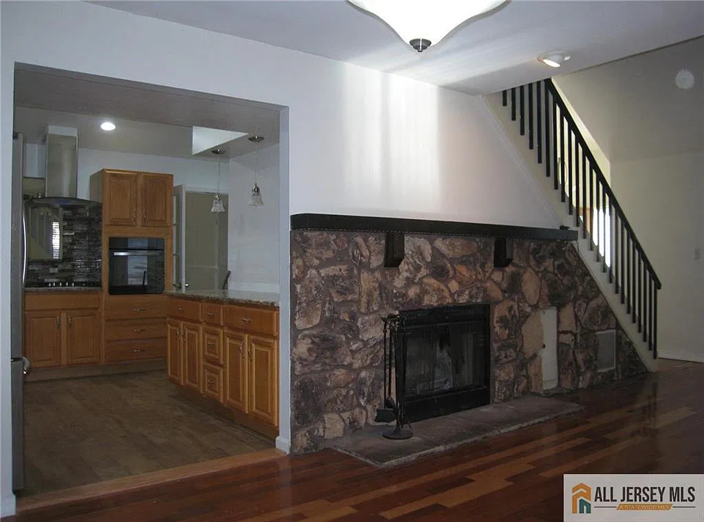 4 bed, 2.5 bath, 2116 sqft, $4,100 — Photo 3