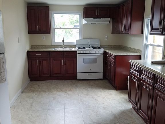 3rd image of 32 E Hawthorne Ave