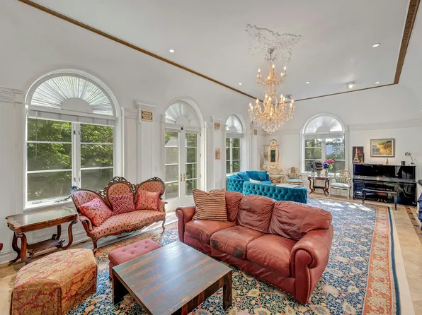 5440 Independence Avenue image 8 of 36