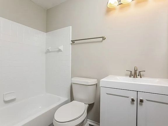 3rd image of 873 Bella Vista Way