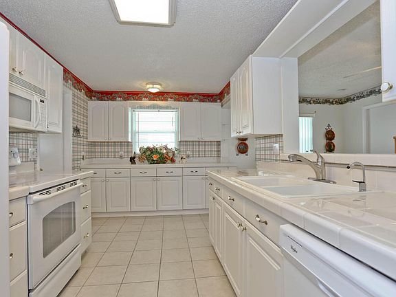 4th image of 2101 SW Lake Circle Dr