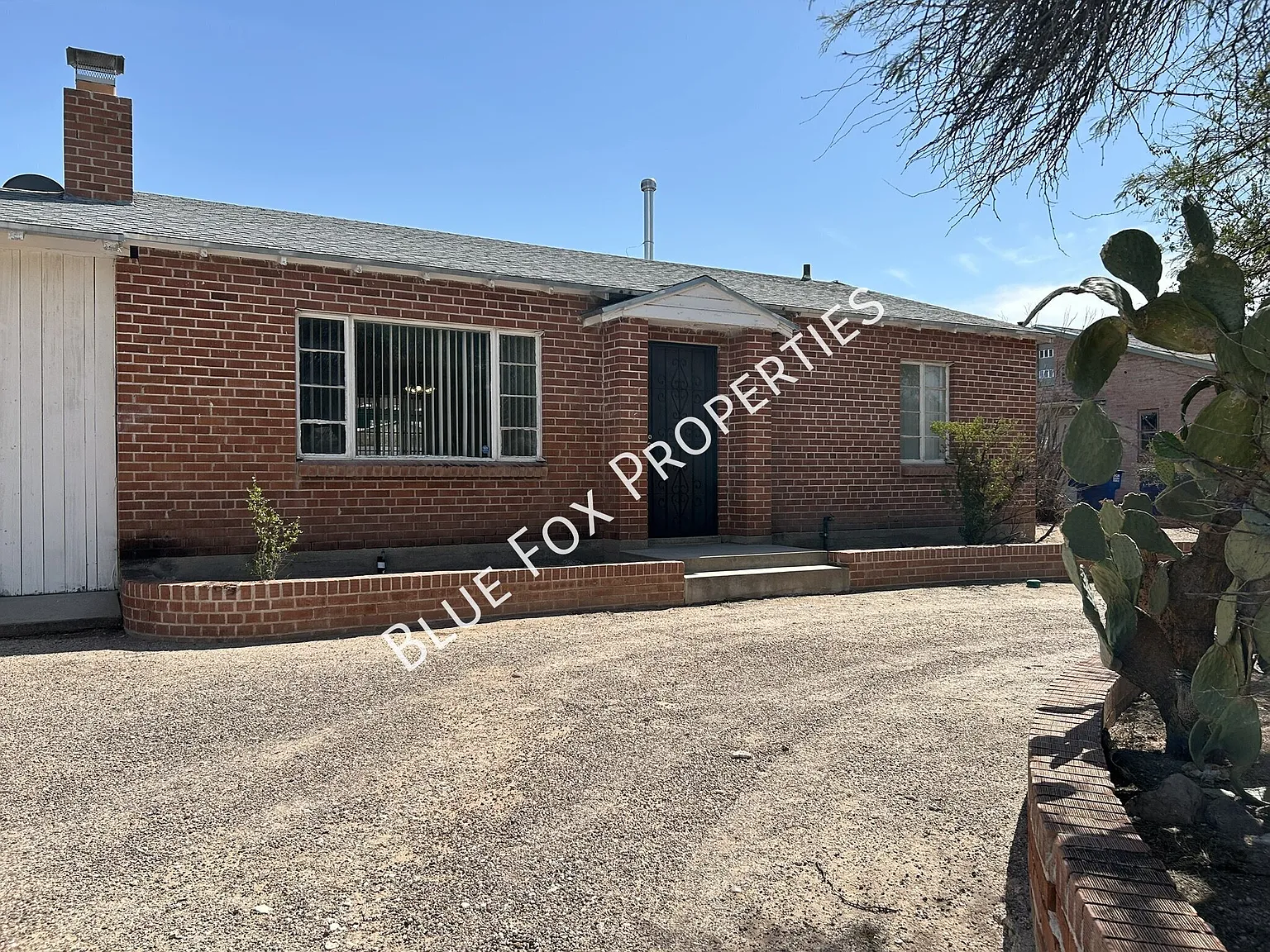 Adorable vintage 2 bed/ 1 bath home minutes from UofA & downtown — Photo 1