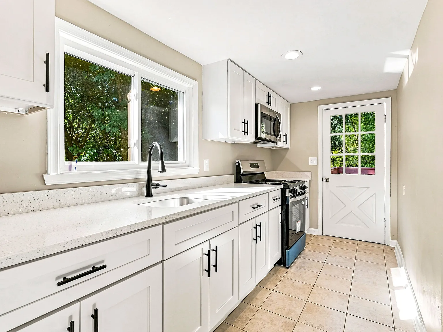 4 bed, 1.5 bath, 2100 sqft, $2,950 — Photo 3