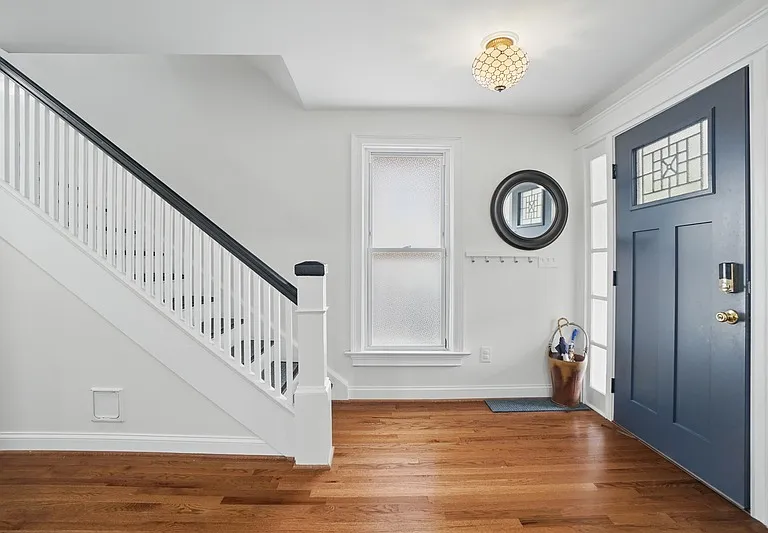 535 37th St — Photo 3