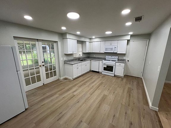 3rd image of 1512 W Winnemissett Ave