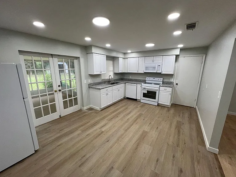 1512 W Winnemissett Ave — Photo 3