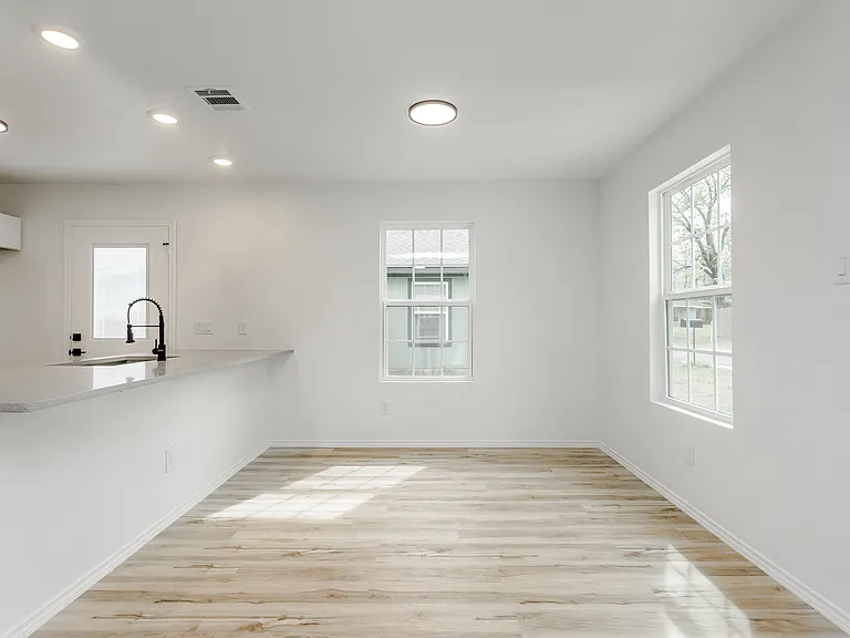 308 S 3rd St — Photo 8