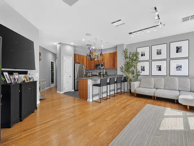 1200 Grand St #429 — Photo 2