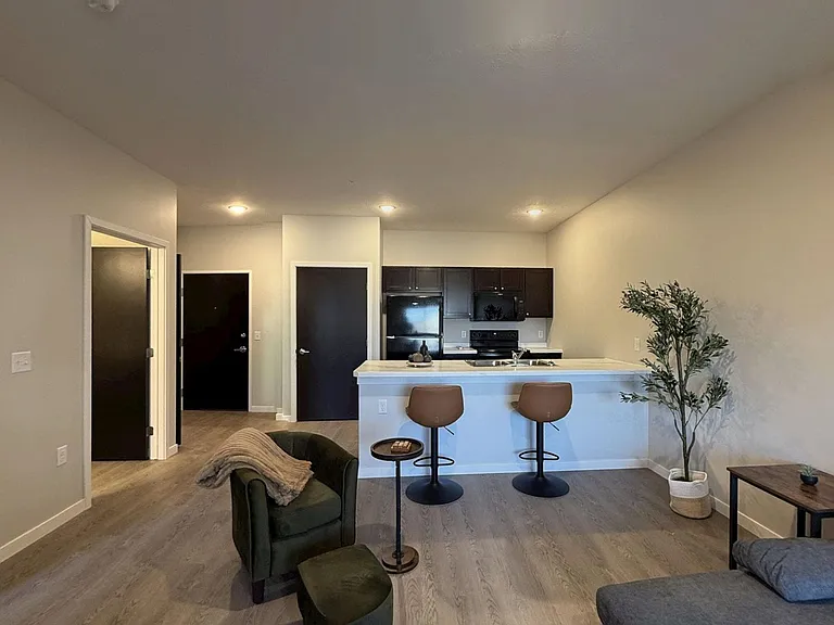 Pioneer Apartments — Photo 6
