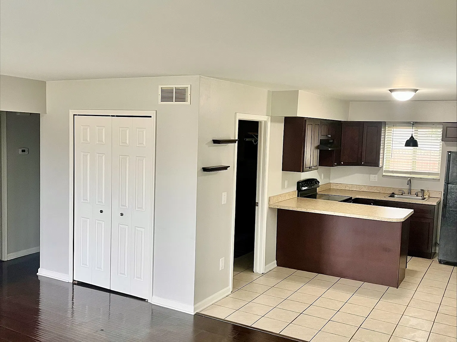 2 bed, 900 sqft, $1,300 — Photo 2