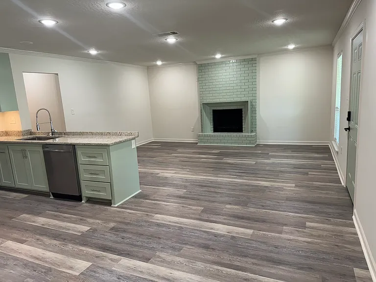104 Comanche Dr — Photo 3