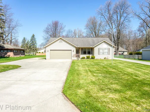 3386 Clyde Dr, Lakeport, MI 48059