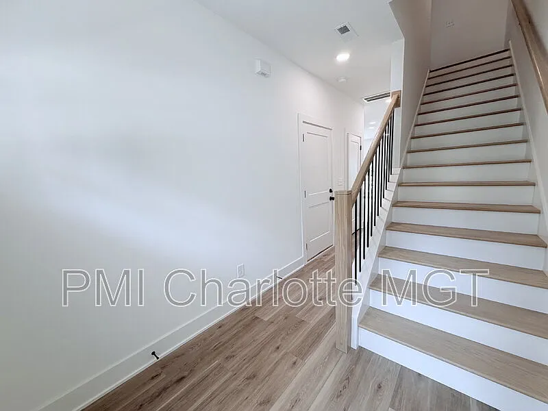 3 bed, 2.5 bath, 1410 sqft, $2,099 — Photo 4