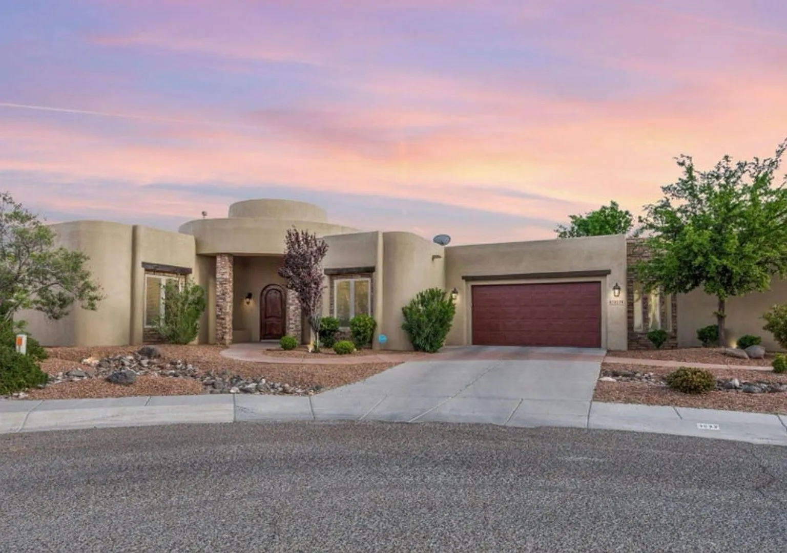Luxury 4-Bedroom Home with Mountain Views and 3-Car Garage! — Photo 1