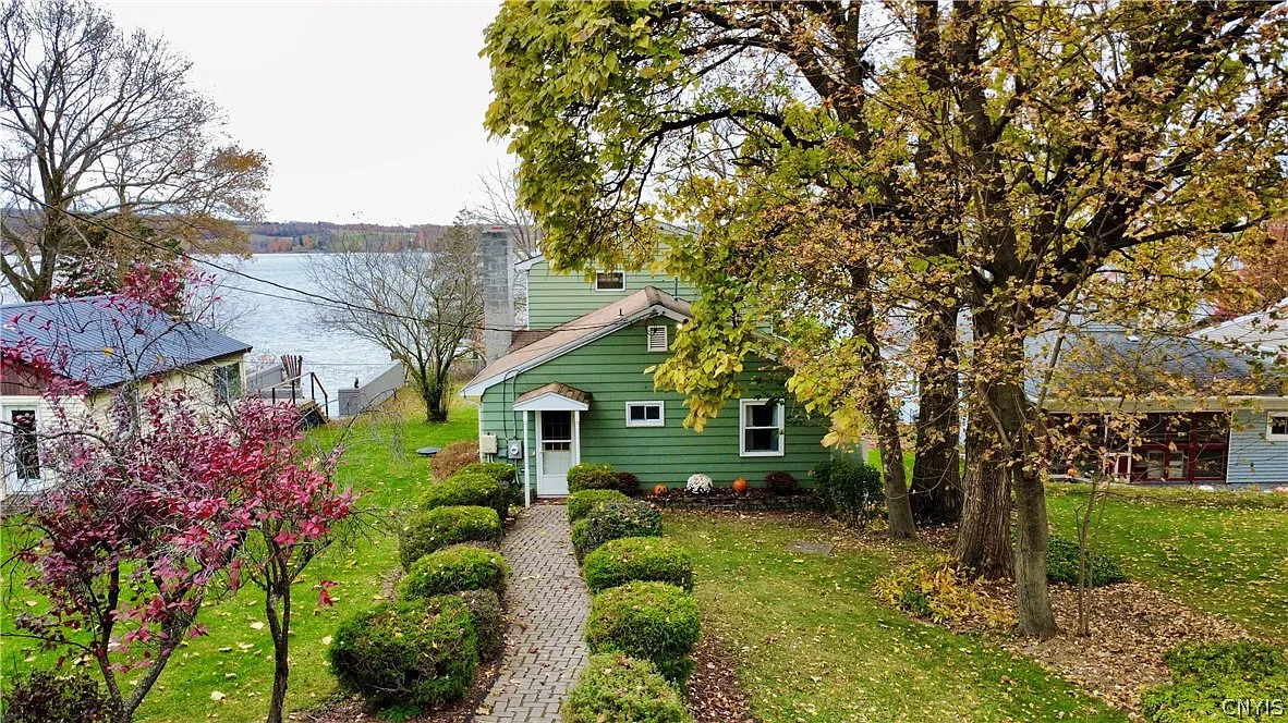 3 bed, 2.0 bath, 2024 sqft, $2,200 — Photo 1